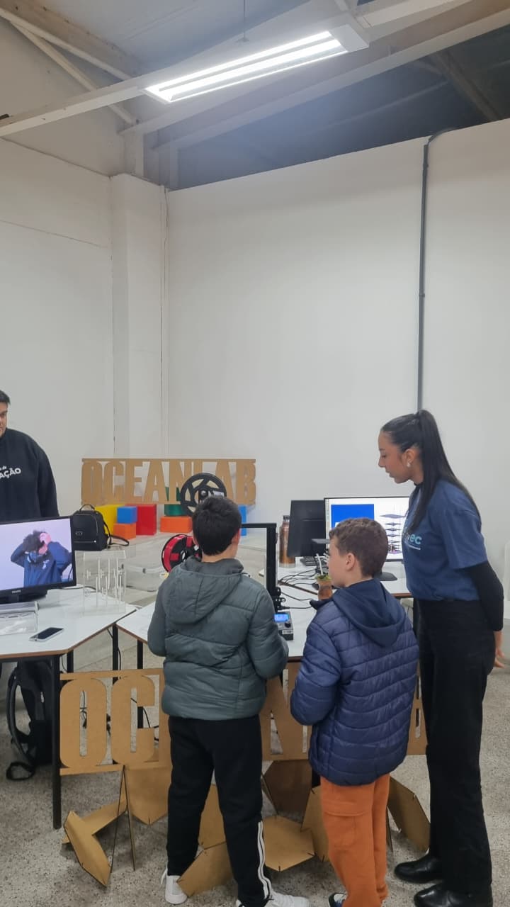 Interação do público com projetos da 17ª FITEC