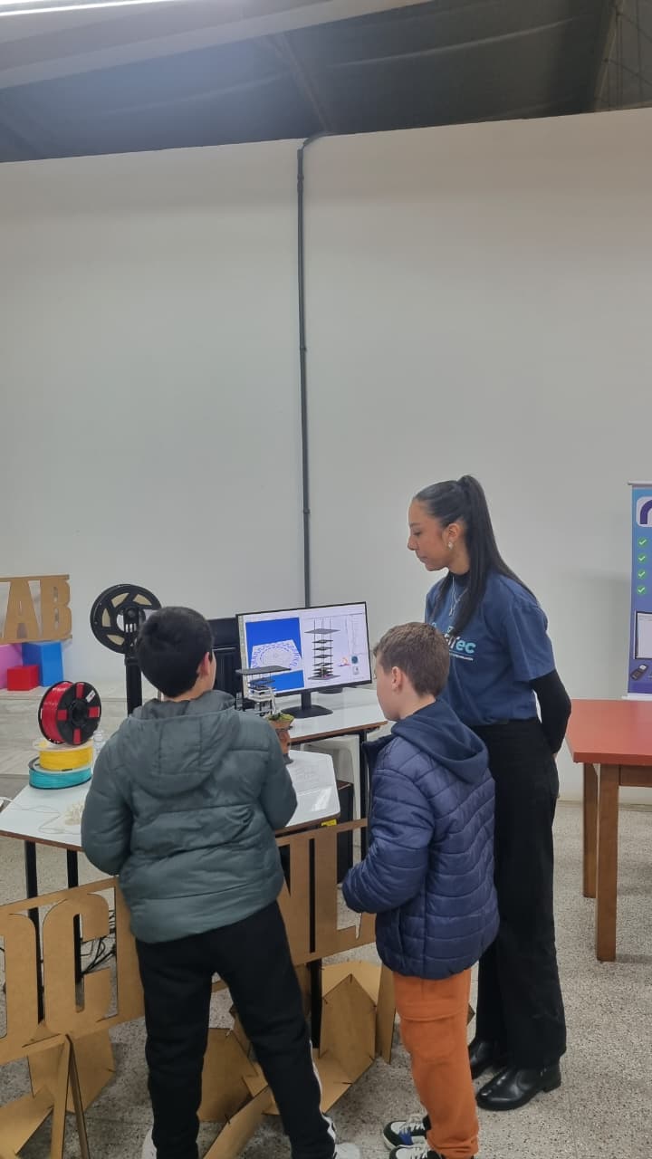 Apresentação de projeto durante a 17ª FITEC